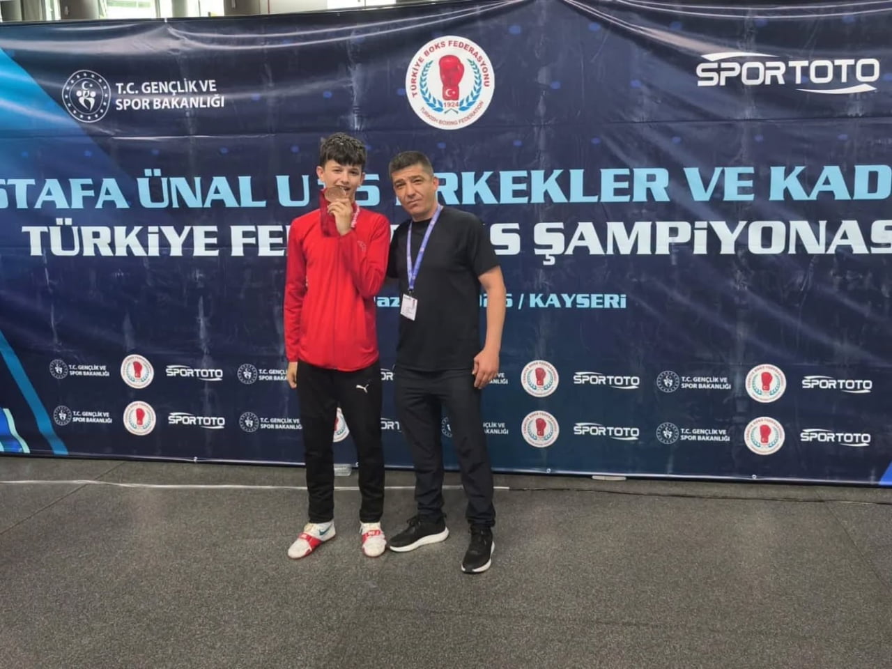 KÜTAHYA BELEDİYESPORLU BOKSÖR MEHMET TURAN DELİBAŞ TÜRKİYE ÜÇÜNCÜSÜ OLDU