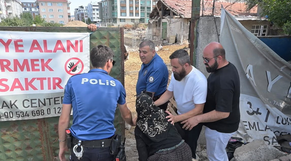 KÜTAHYA’DA KAMULAŞTIRILDIĞI BELİRTİLEN BİR TAŞINMAZIN TAHLİYESİ SIRASINDA POLİS VE ZABITA EKİPLERİ...