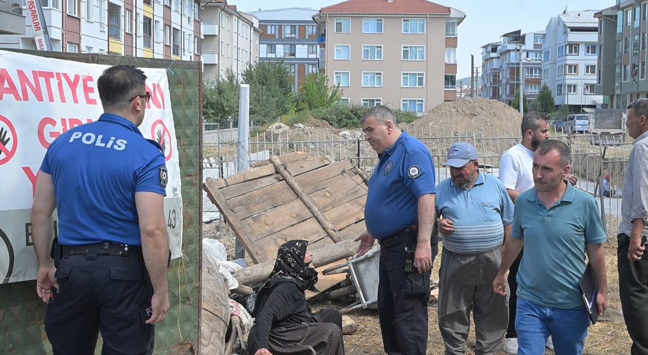 KÜTAHYA’DA KAMULAŞTIRILDIĞI BELİRTİLEN BİR TAŞINMAZIN TAHLİYESİ SIRASINDA POLİS VE ZABITA EKİPLERİ...