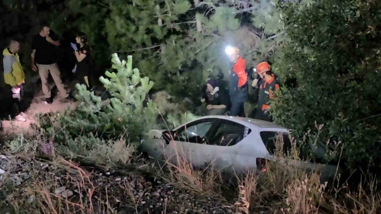 KÜTAHYA’DA OTOMOBİL İLE MOTOSİKLET ÇARPIŞARAK ŞARAMPOLE YUVARLANDI: 5 YARALI
