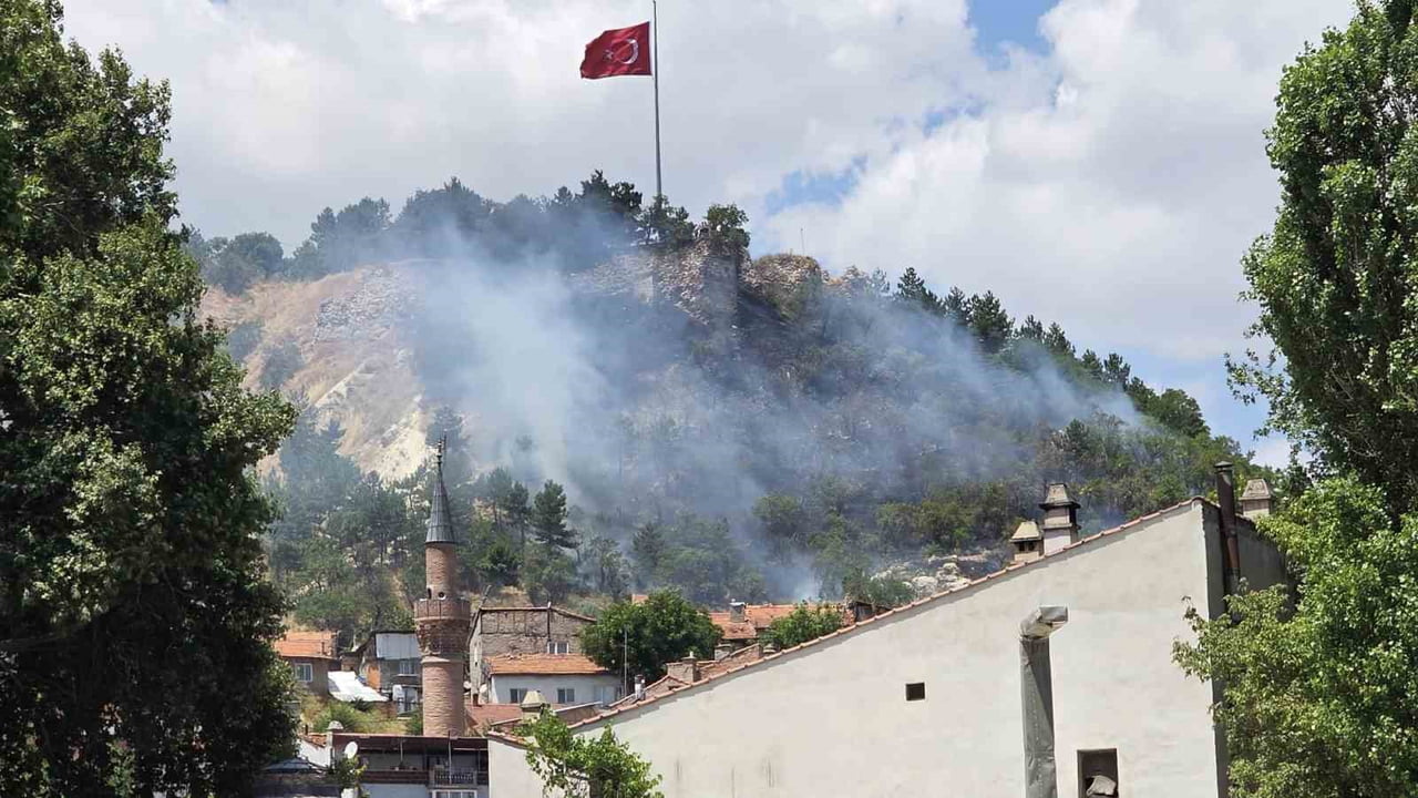 KÜTAHYA HİSAR KALESİ'NDE YANGIN PANİĞİ