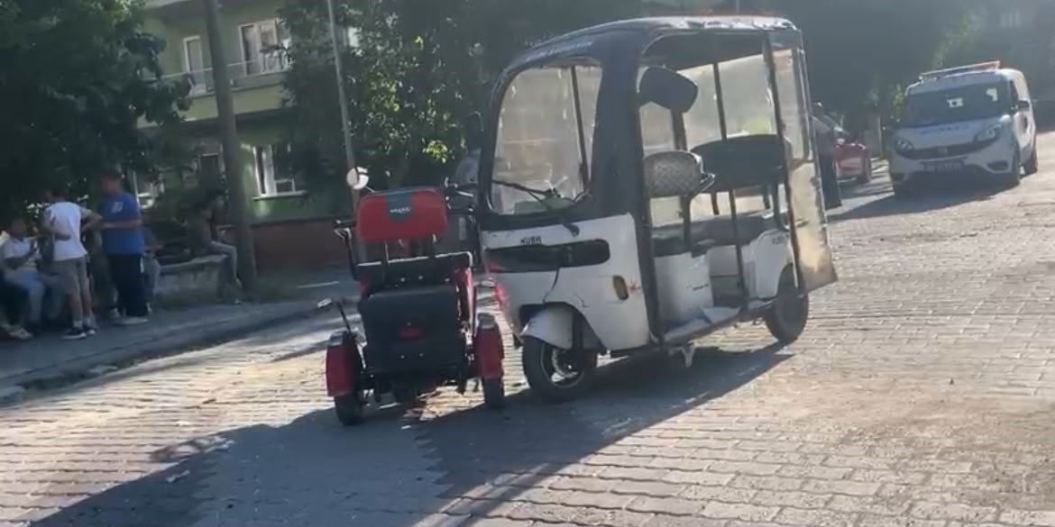 KÜTAHYA’NIN TAVŞANLI İLÇESİNDE, ENGELLİ ARACI İLE ÜÇ TEKERLEKLİ ELEKTRİKLİ BİSİKLETİN ÇARPIŞMASI...
