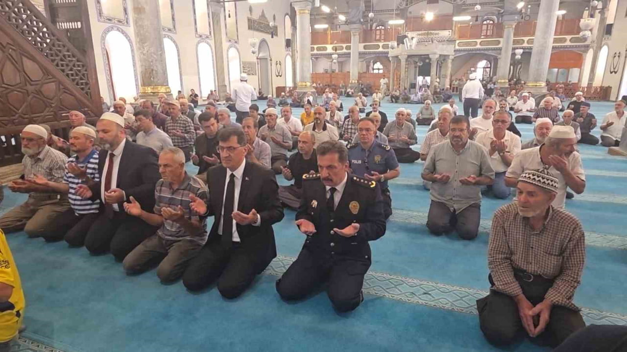 KÜTAHYA ULU CAMİİ'NDE 15 TEMMUZ ŞEHİTLERİ İÇİN 2 BİN 530 HATMİN DUASI YAPILDI