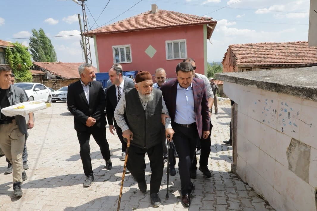 KÜTAHYA VALİSİ IŞIN, GÖREV GAZİSİ MEHMET TORUN'U EVİNDE ZİYARET ETTİ
