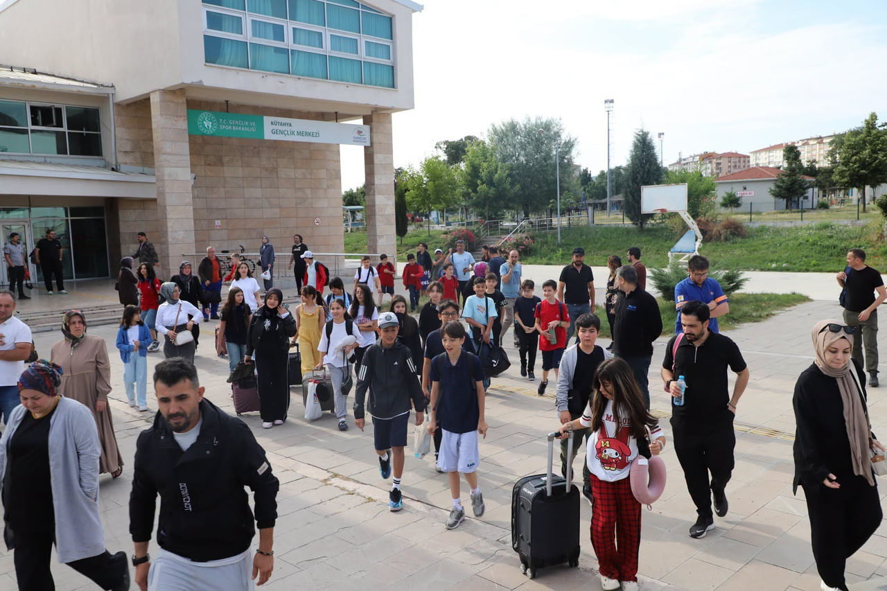 KÜTAHYALI GENÇLER "BİZ BİR TAKIMIZ" PROJESİ KAPSAMINDA KIRKLARELİ'NE UĞURLANDI