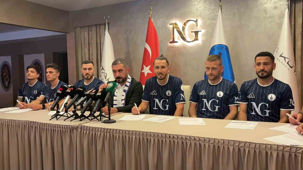 KÜTAHYASPOR 9 FUTBOLCUYLA SÖZLEŞME İMZALADI