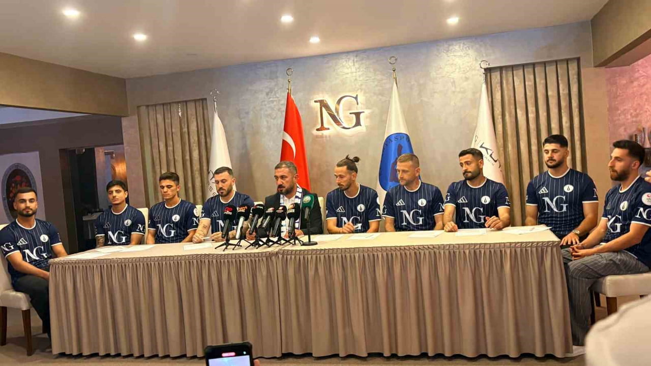 KÜTAHYASPOR 9 FUTBOLCUYLA SÖZLEŞME İMZALADI