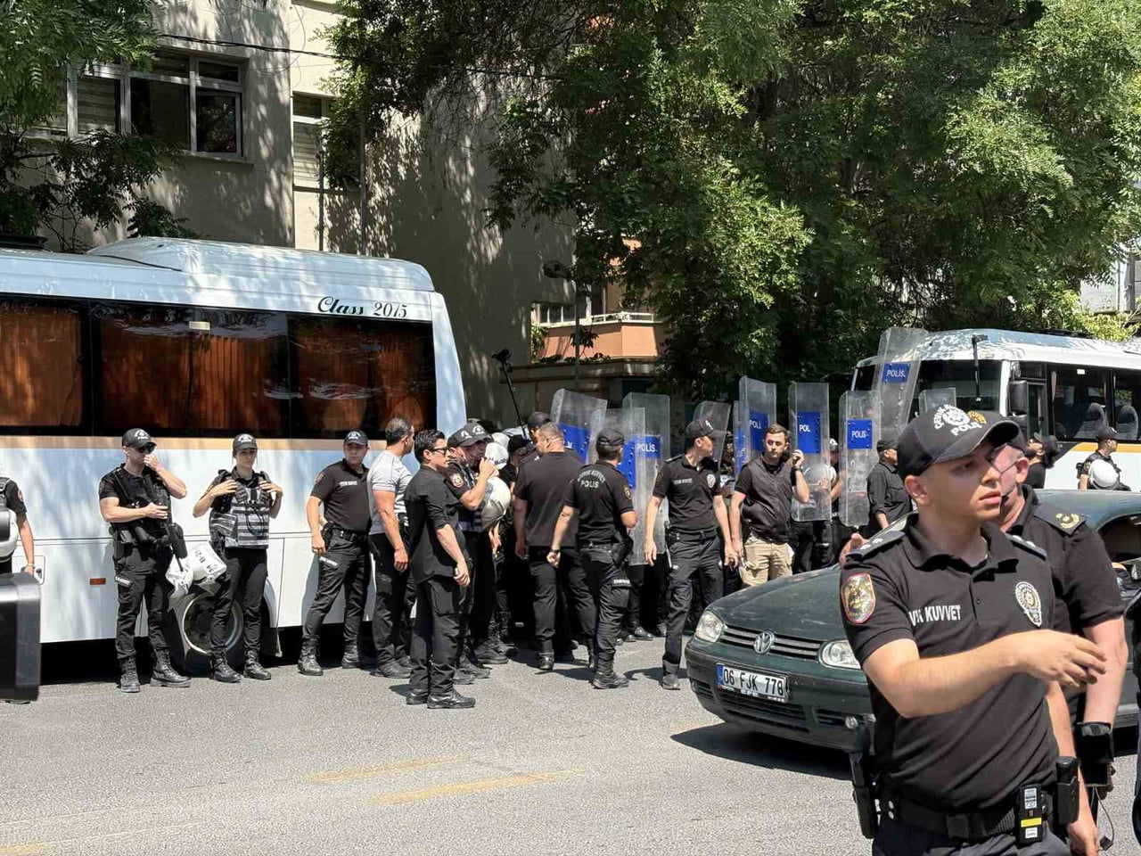 KUZEY ATLANTİK ANTLAŞMASI ÖRGÜTÜ (NATO) KARŞITI BİR GRUP GÖZALTINA ALINDI.