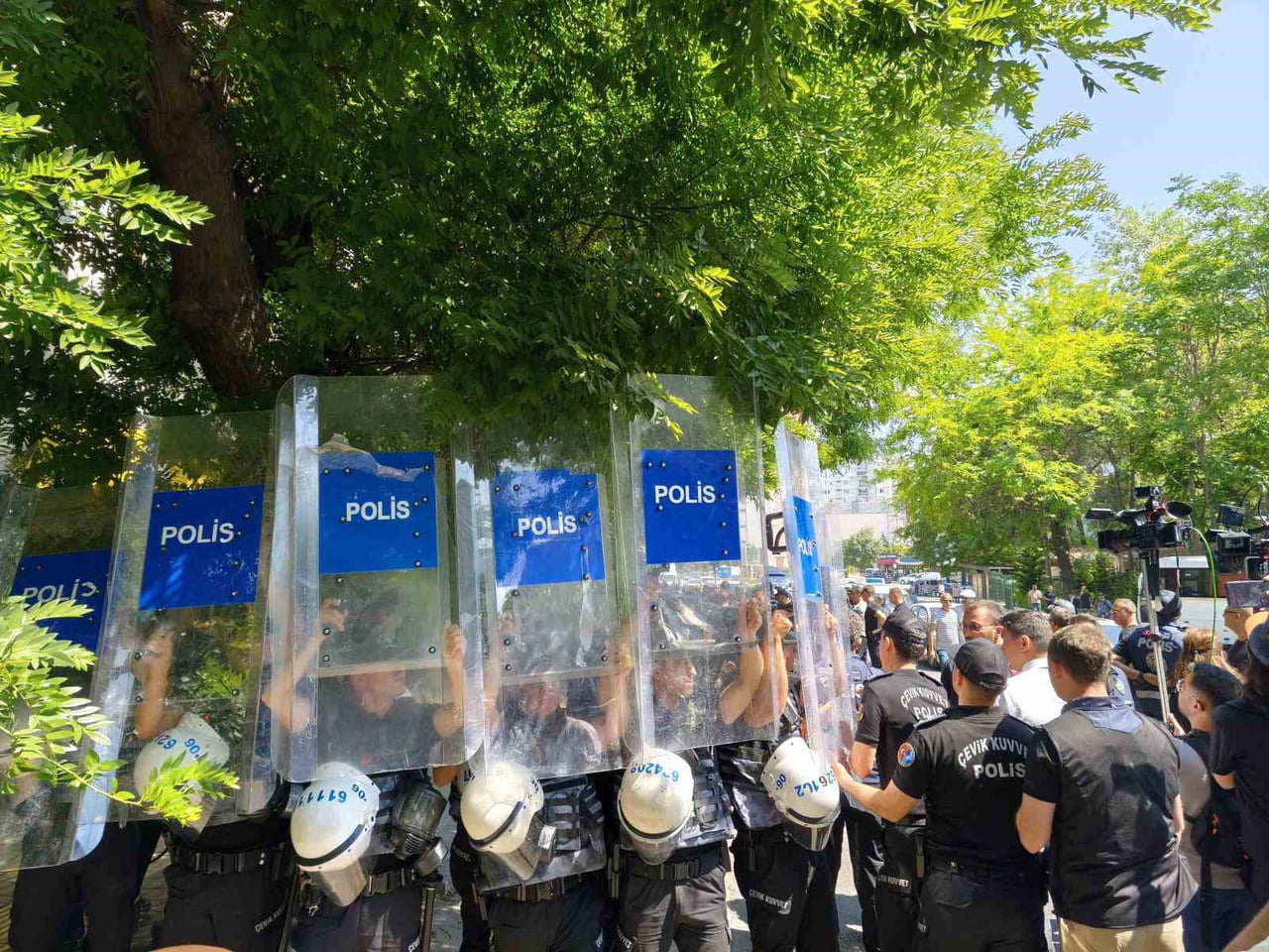 KUZEY ATLANTİK ANTLAŞMASI ÖRGÜTÜ (NATO) KARŞITI BİR GRUP GÖZALTINA ALINDI.