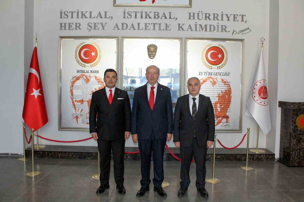 KUZEY KIBRIS TÜRK CUMHURİYETİ’NİN (KKTC) 5. CUMHURBAŞKANI ERSİN TATAR (ORTADA), ANAMUR ADALET...