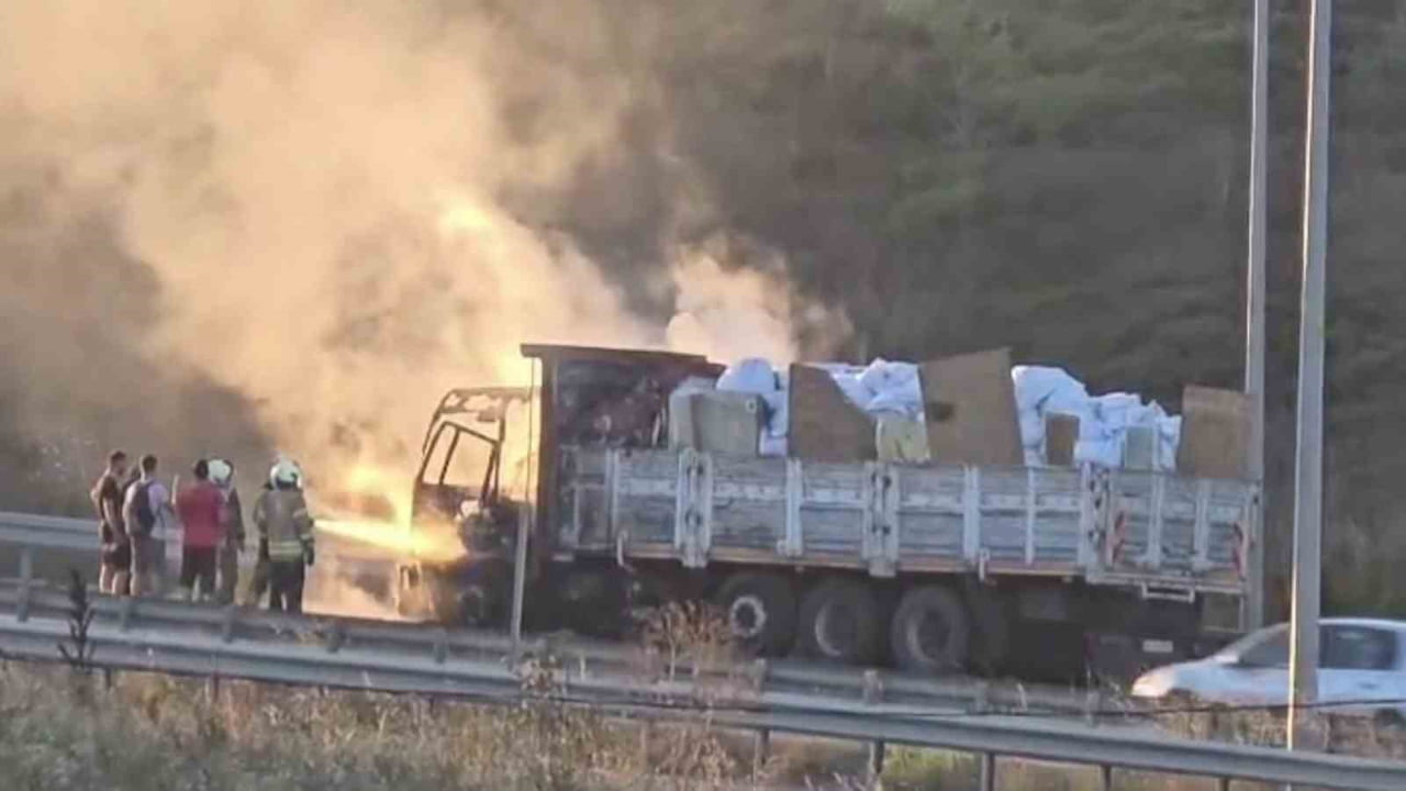 KUZEY MARMARA OTOYOLU SULTANGAZİ CEBECİ MEVKİİNDE MALZEME YÜKLÜ KAMYONUN MOTOR KISMINDA YANGIN...