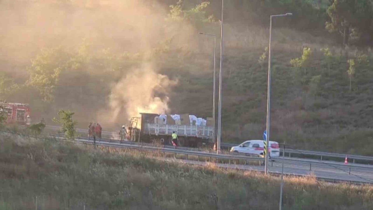 KUZEY MARMARA OTOYOLU SULTANGAZİ CEBECİ MEVKİİNDE MALZEME YÜKLÜ KAMYONUN MOTOR KISMINDA YANGIN...