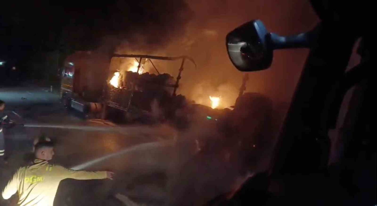 LAPSEKİ BİGA YOLU ÜZERİNDE SEYİR HALİNDEYKEN YANGIN ÇIKAN TIR’IN DORSESİ KULLANILAMAZ HALE...