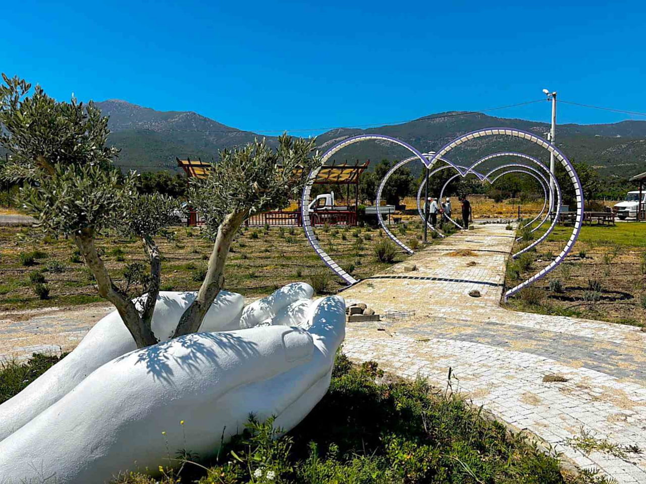 LAVANTA BAHÇESİNE MONTE EDİLEN DEKORATİF TAGLAR VE KALP ŞEKLİNDEKİ TÜNELLER, ÖZELLİKLE FOTOĞRAF...