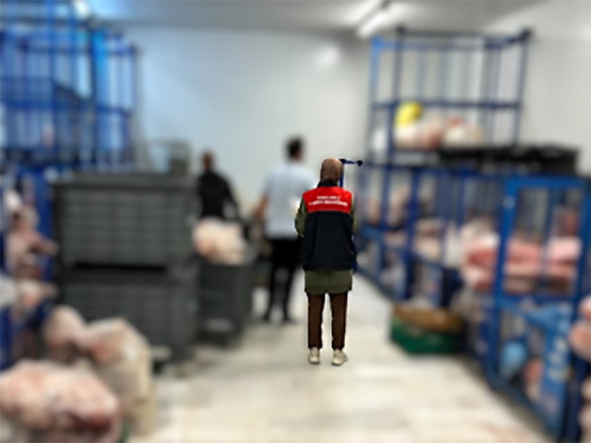LÜLEBURGAZ'DA UYGUNSUZ ŞARTLARDA SAKLANAN 4 TON 600 KİLO ETE EL KONULDU