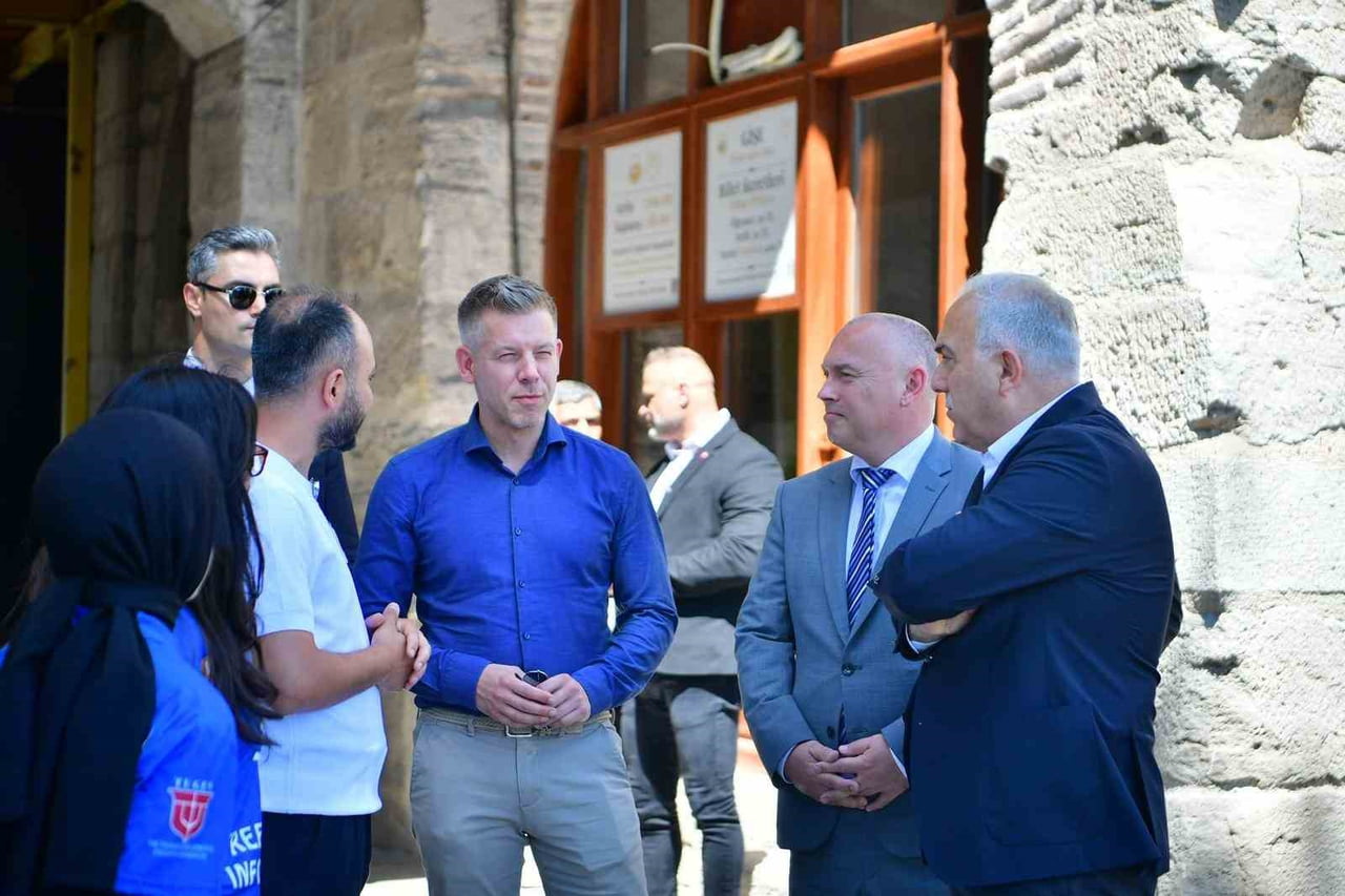MACARİSTAN BAŞBAKANI PETER MAGYAR İLE MACARİSTAN’IN İSTANBUL BAŞKONSOLOSU LASZLO KELLER, FATİH...