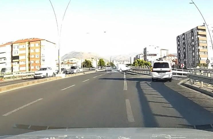 MADDİ HASARLA ATLATILAN KAZA ANI ARAÇ KAMERASINA YANSIDI.