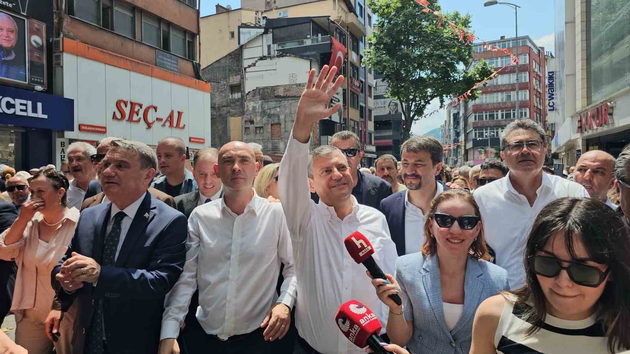 MADENCİ ANITI ÖNÜNDE PARTİLİLERLE BİR ARAYA GELEN ÖZEL, BERABERİNDEKİ KALABALIKLA BİRLİKTE SAHİLE...