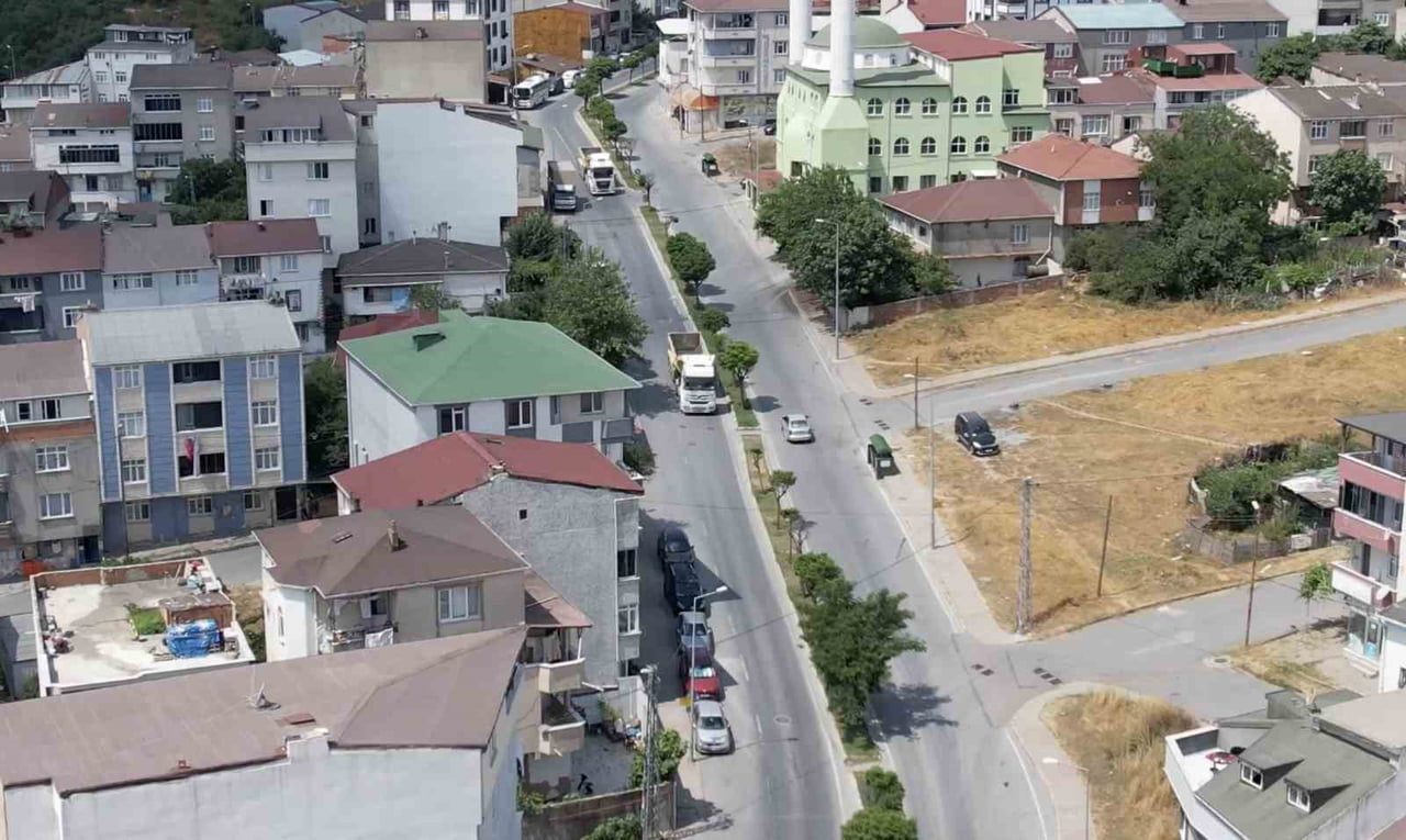 MAHALLE İÇİNDEN GEÇEREK DÖKÜM SAHASINA GİTTİKLERİ ÖNE SÜRÜLEN KAMYONLAR HAVADAN...