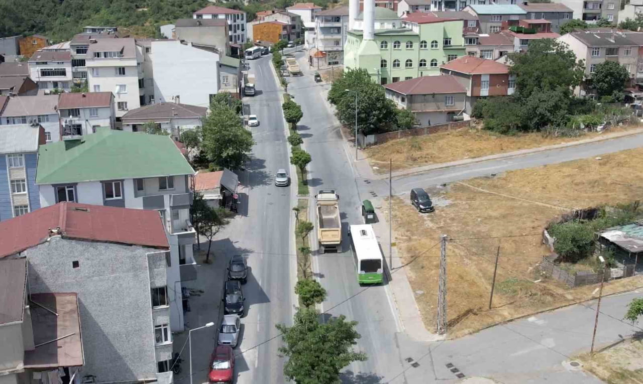 MAHALLE İÇİNDEN GEÇEREK DÖKÜM SAHASINA GİTTİKLERİ ÖNE SÜRÜLEN KAMYONLAR HAVADAN...