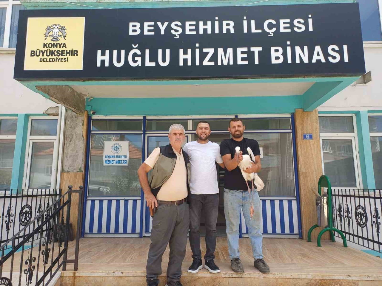 MAHALLE MUHTARLIĞI VE EKİPLER, ORTA CAMİ'NİN KUBBESİNE YUVA YAPAN YARALI LEYLEĞİ GÜVENLİ ŞEKİLDE...
