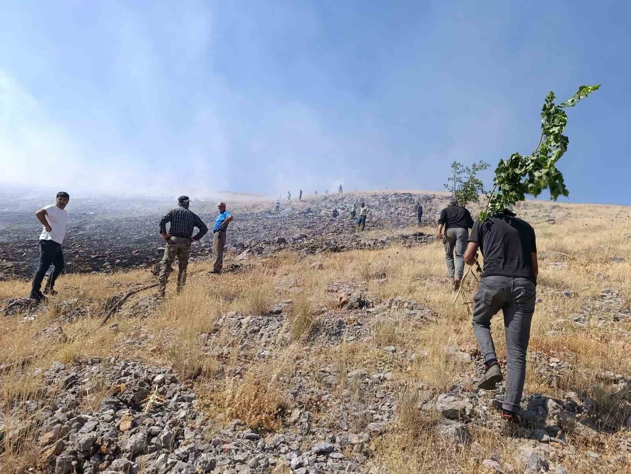 MAHALLE SAKİNLERİNİN DE DESTEK VERDİĞİ SÖNDÜRME ÇALIŞMALARINDA, YANGININ KONTROL ALTINA ALINMASI...