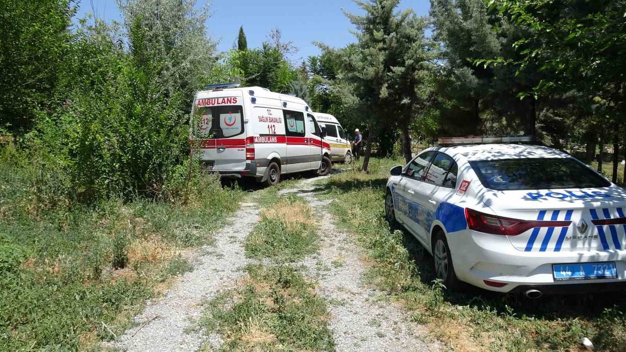 MALATYA'DA 71 YAŞINDAKİ BİR KİŞİ EVİNE YAKIN MESAFEDEKİ MEZARLIKTA AĞACA ASILI HALDE ÖLÜ...