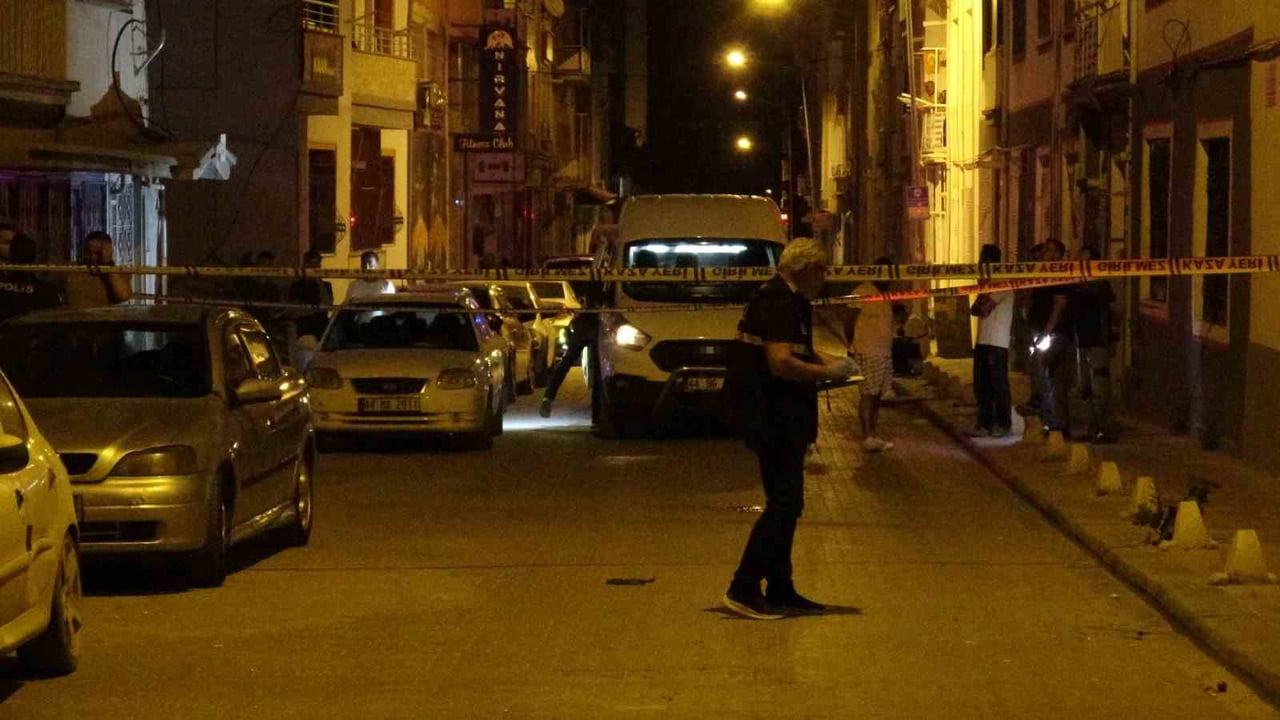 MALATYA'DA AĞIR HASARLI BİR BİNANIN ÇATISINDAN DÜŞEN 35 YAŞINDAKİ ŞAHIS KALDIRILDIĞI HASTANEDE...