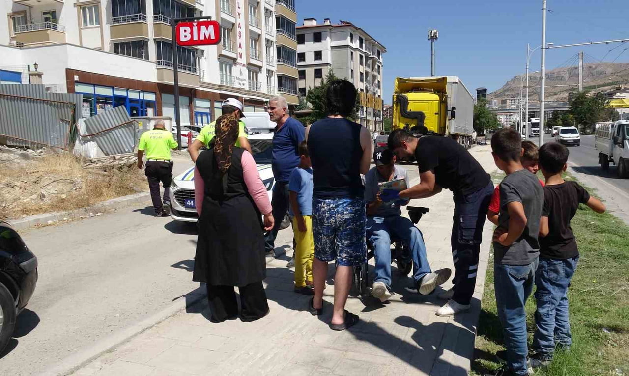 MALATYA'DA AKÜLÜ ARACIYLA TERS YÖNDE İLERLEDİĞİ TESPİT EDİLEN ENGELLİ VATANDAŞ, TRAFİK EKİPLERİNİ...
