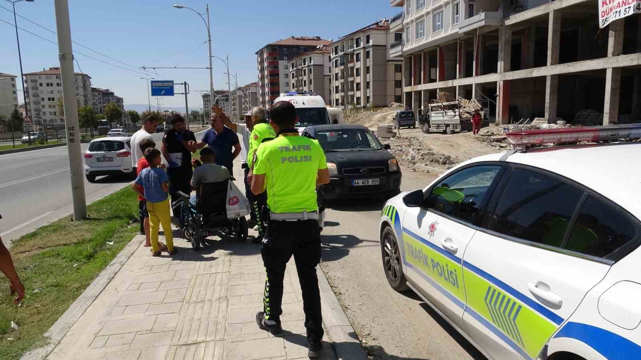 MALATYA'DA AKÜLÜ ARACIYLA TERS YÖNDE İLERLEDİĞİ TESPİT EDİLEN ENGELLİ VATANDAŞ, TRAFİK EKİPLERİNİ...