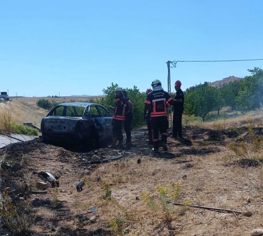 MALATYA'DA BARİYERLERE ÇARPTIKTAN SONRA ALEV ALAN OTOMOBİLDE BULUNAN 1 KİŞİ HAYATINI KAYBETTİ, 1...