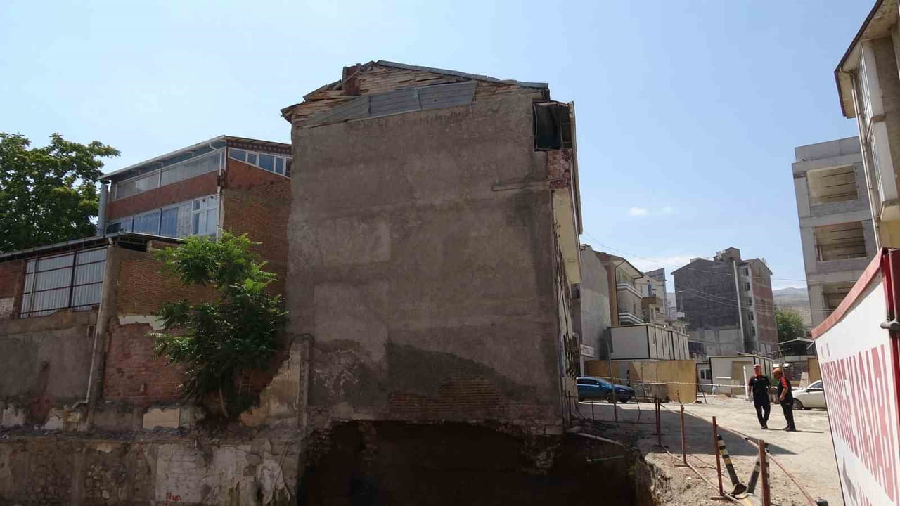 MALATYA'DA BİR İNŞAATTA YÜRÜTÜLEN TEMEL KAZISI SIRASINDA BİTİŞİĞİNDEKİ APARTMANIN TEMELİNDE...