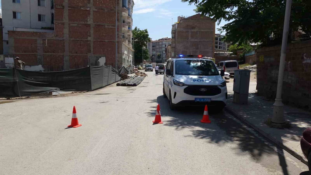 MALATYA'DA BİR İNŞAATTA YÜRÜTÜLEN TEMEL KAZISI SIRASINDA BİTİŞİĞİNDEKİ APARTMANIN TEMELİNDE GÖÇÜK...