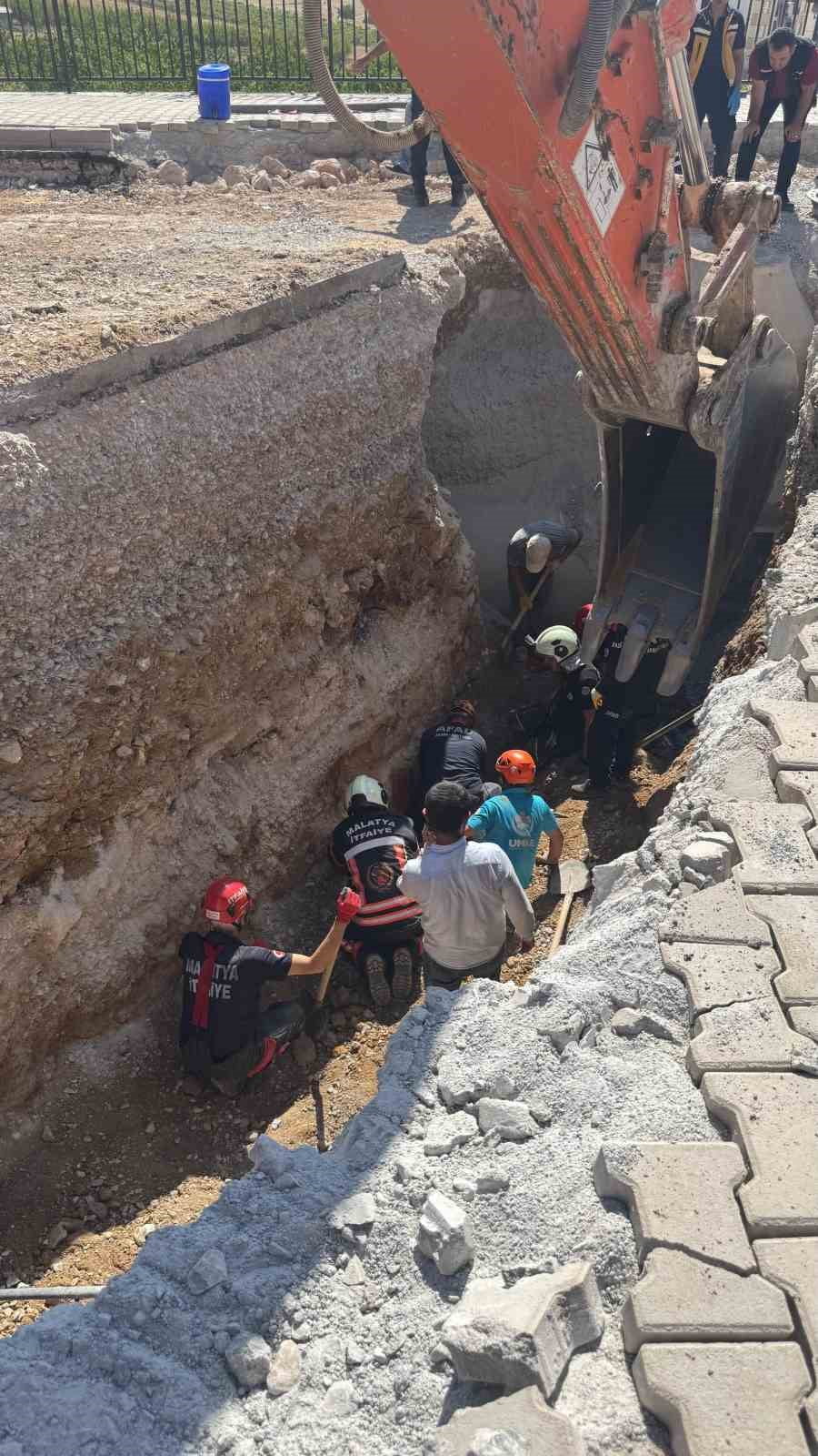 MALATYA'DA DEPREM BÖLGESİNDE YÜRÜTÜLEN YOL YAPIM ÇALIŞMALARI SIRASINDA MEYDANA GELEN GÖÇÜKTE 2...