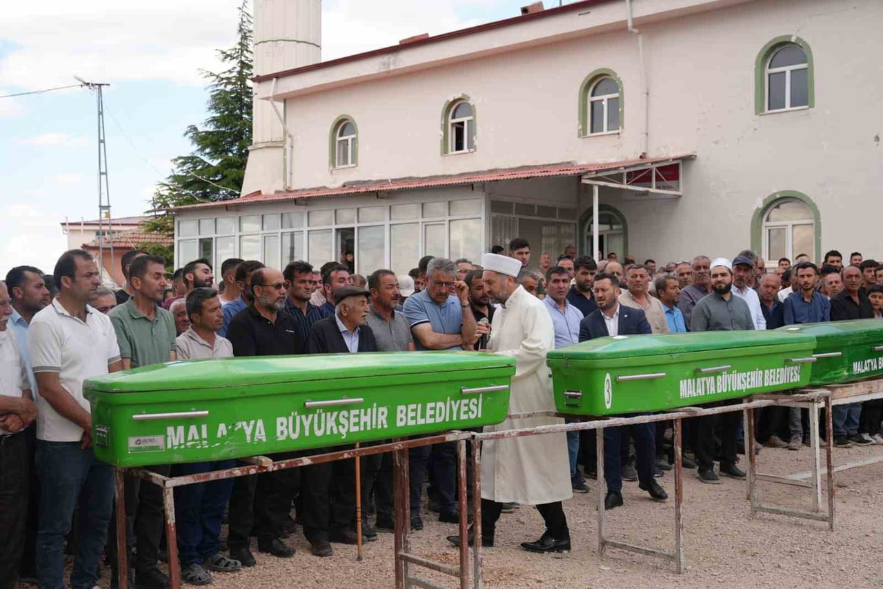 MALATYA'DA FECİ KAZADA HAYATINI KAYBEDEN 3 KİŞİ SON YOLCULUĞUNA UĞURLANDI