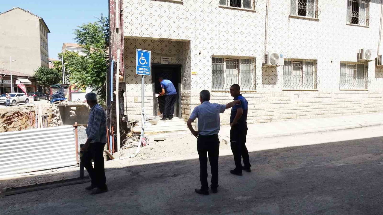 MALATYA'DA GÖÇÜK SONRASI MÜHÜRLENEN APARTMANDAN KOPAN PARÇALAR PANİĞE NEDEN OLDU