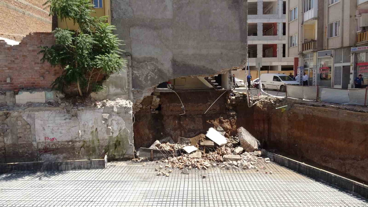 MALATYA'DA GÖÇÜK SONRASI MÜHÜRLENEN APARTMANDAN KOPAN PARÇALAR PANİĞE NEDEN OLDU
