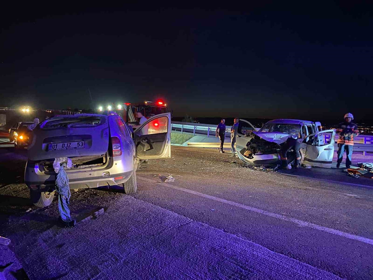 MALATYA'DA HAFİF TİCARİ ARAÇ İLE OTOMOBİL ÇARPIŞTI: 5 YARALI