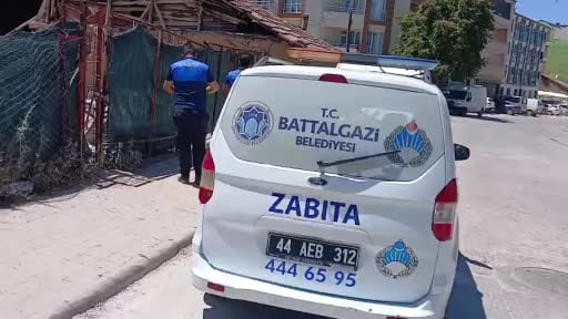 Malatya'da halk sağlığını tehdit eden ruhsatsız kayısı deposuna mühür