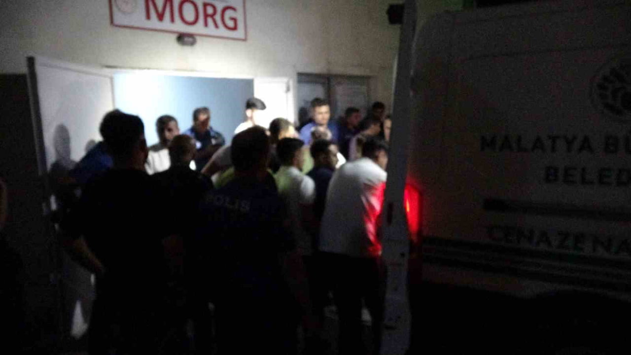 MALATYA'DA HUSUMETLİ İKİ GRUP ARASINDA ÇIKAN SİLAHLI KAVGADA 1 KİŞİ HAYATINI KAYBETTİ.