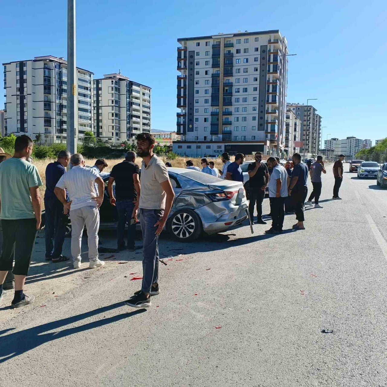 MALATYA'DA İKİ OTOMOBİL ÇARPIŞTI: 1 YARALI