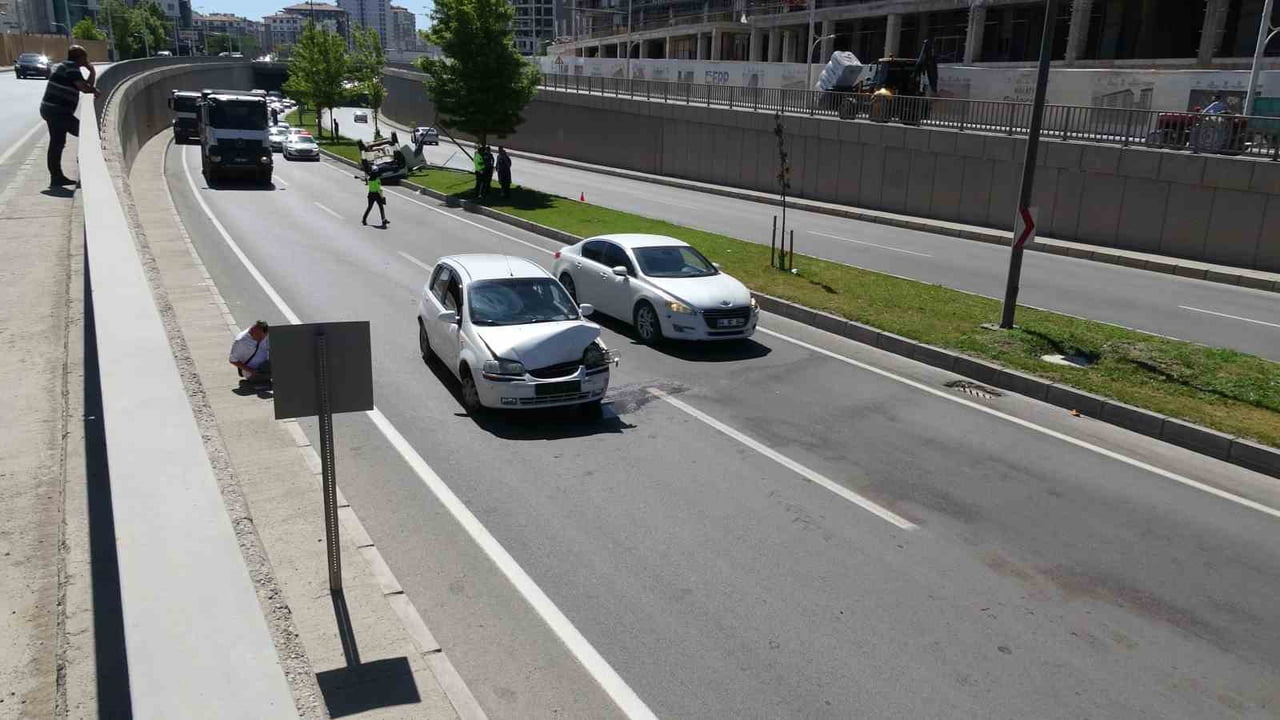 MALATYA'DA İKİ OTOMOBİLİN ALTGEÇİTTE ÇARPIŞTIĞI KAZADA 3 KİŞİ YARALANDI. TERS DÖNEN ARAÇTAKİ...