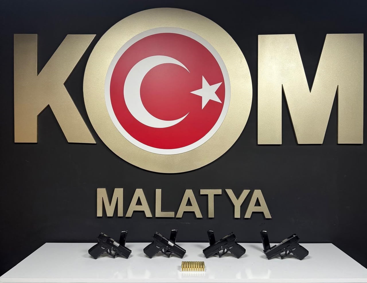 MALATYA'DA KAÇAKÇILIK VE ORGANİZE SUÇLARLA MÜCADELE (KOM) ŞUBE MÜDÜRLÜĞÜ EKİPLERİNCE RUHSATSIZ...