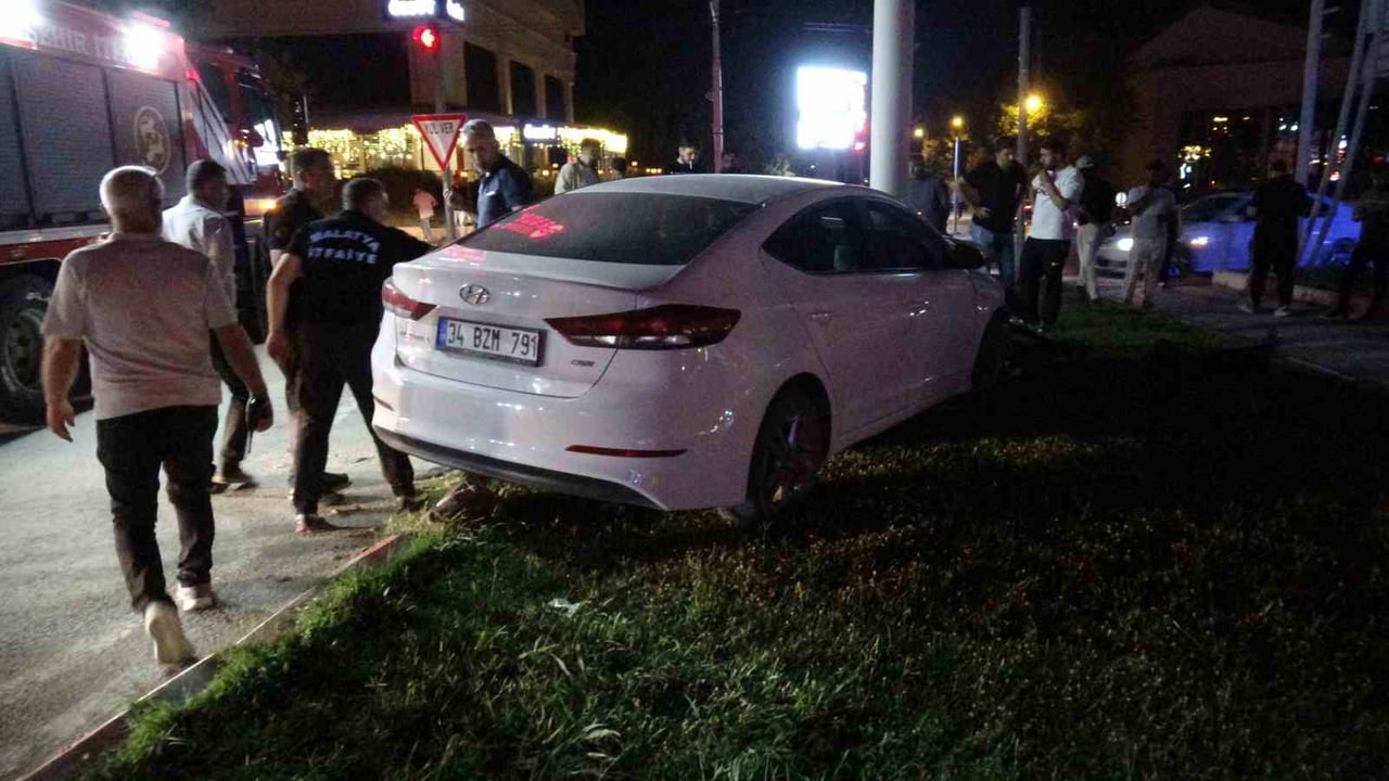 MALATYA'DA KONTROLDEN ÇIKAN OTOMOBİL, TRAMBÜS DİREĞİNE ÇARPTI. KAZADA YARALANAN SÜRÜCÜ, TEDAVİ...