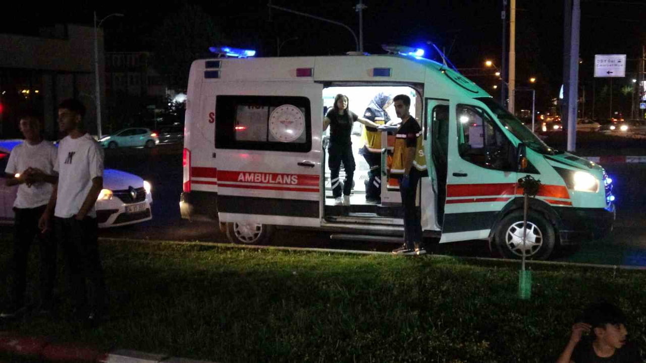 MALATYA'DA KONTROLDEN ÇIKAN OTOMOBİL, TRAMBÜS DİREĞİNE ÇARPTI. KAZADA YARALANAN SÜRÜCÜ, TEDAVİ...
