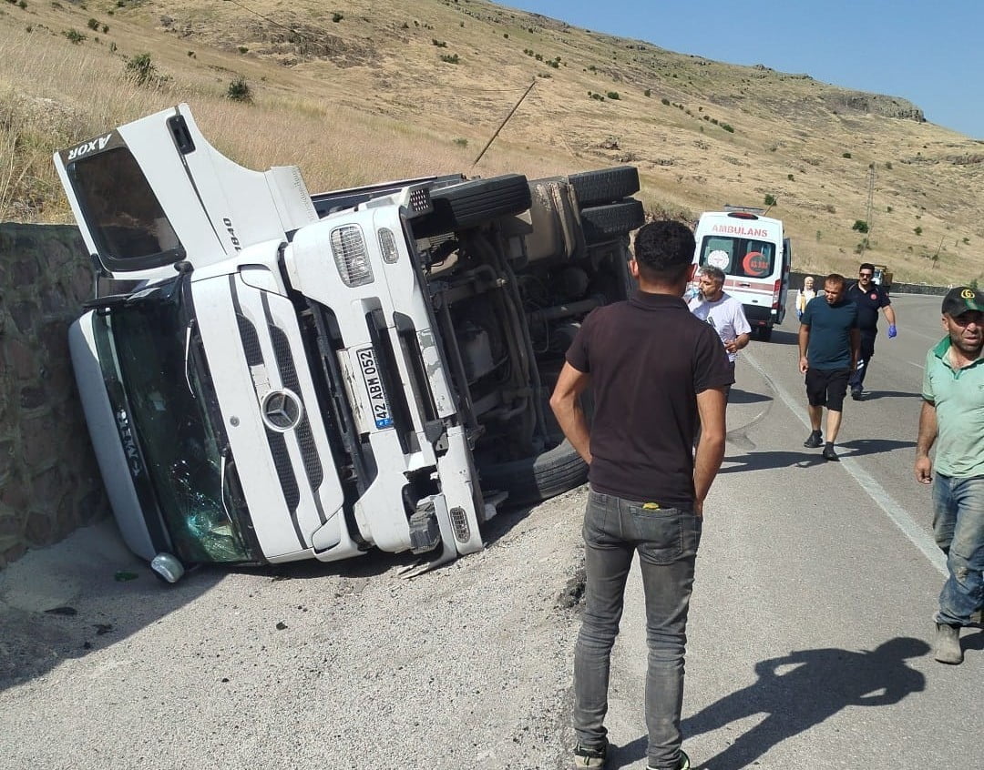 MALATYA'DA KONTROLDEN ÇIKAN TIR DEVRİLDİ