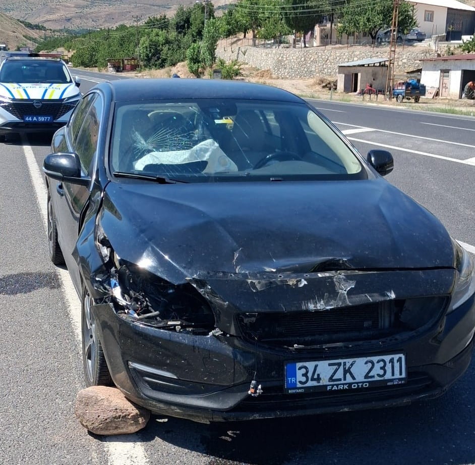 MALATYA'DA OTOMOBİL İLE TIR ÇARPIŞTI: 2 YARALI