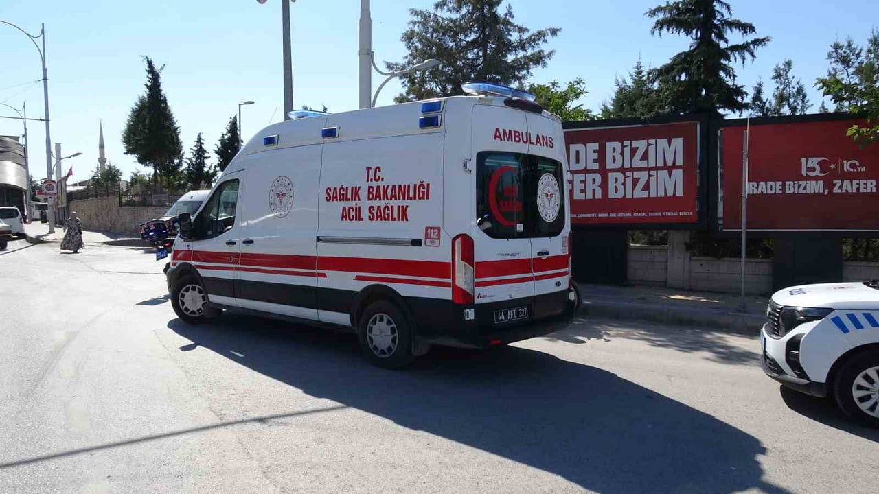 MALATYA'DA ŞİRE PAZARI'NDA İKİ ESNAF ARASINDA ALACAK VERECEK MESELESİ NEDENİYLE ÇIKAN SİLAHLI...