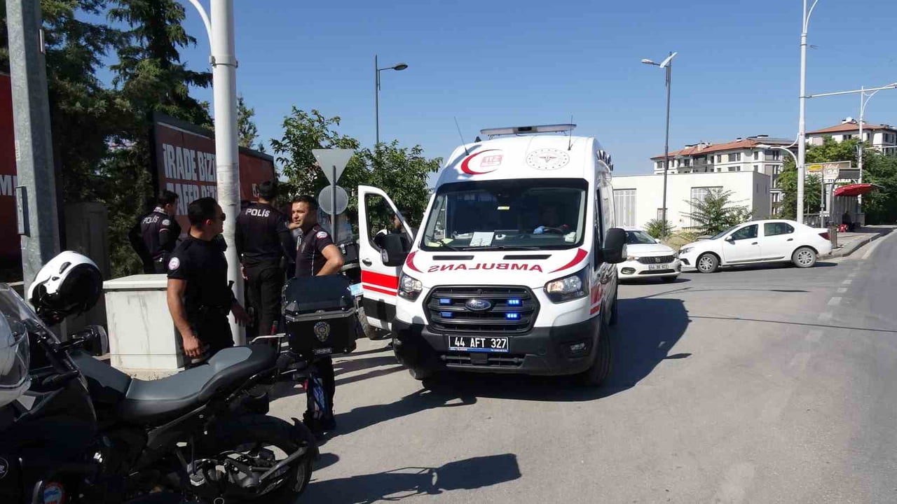 MALATYA'DA ŞİRE PAZARI'NDA İKİ ESNAF ARASINDA ALACAK VERECEK MESELESİ NEDENİYLE ÇIKAN SİLAHLI...