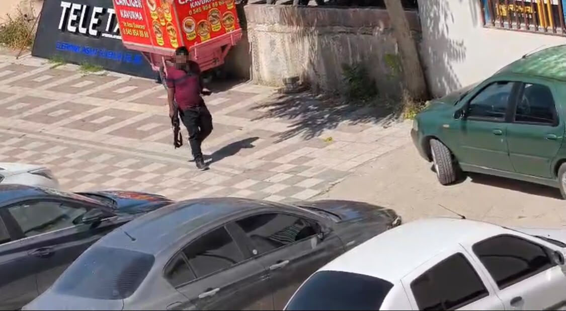 MALATYA'DA SOKAK ORTASINDA POMPALI TÜFEKLE HAVAYA RASTGELE ATEŞ AÇAN ŞAHIS PANİĞE NEDEN OLDU....